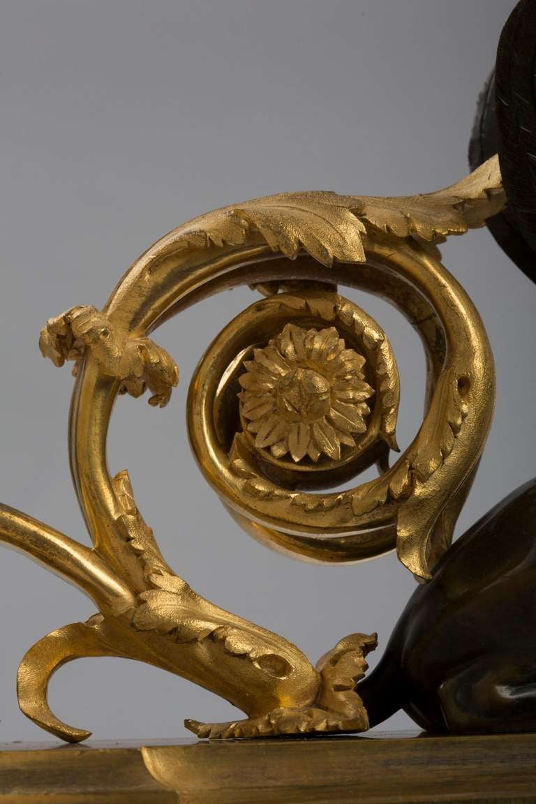 Paar vergoldete und patinierte Sphinx-Chenets aus Bronze im Louis-XVI-Stil (18. Jahrhundert und früher) im Angebot