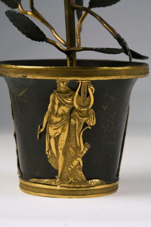Empire-Uhr aus vergoldeter und patinierter Bronze (19. Jahrhundert) im Angebot