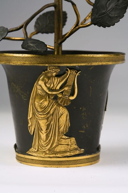 XIXe siècle Horloge Empire en bronze doré et patiné en vente