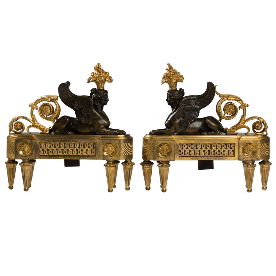 Paire de chenets sphinx Louis XVI en bronze doré et patiné