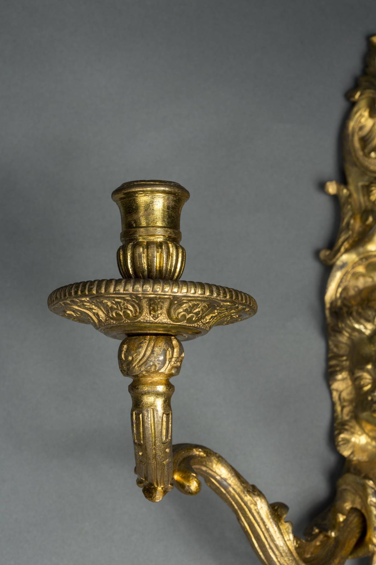 Louis XV Paire d'appliques à deux lumières en bronze doré de style Régence en vente