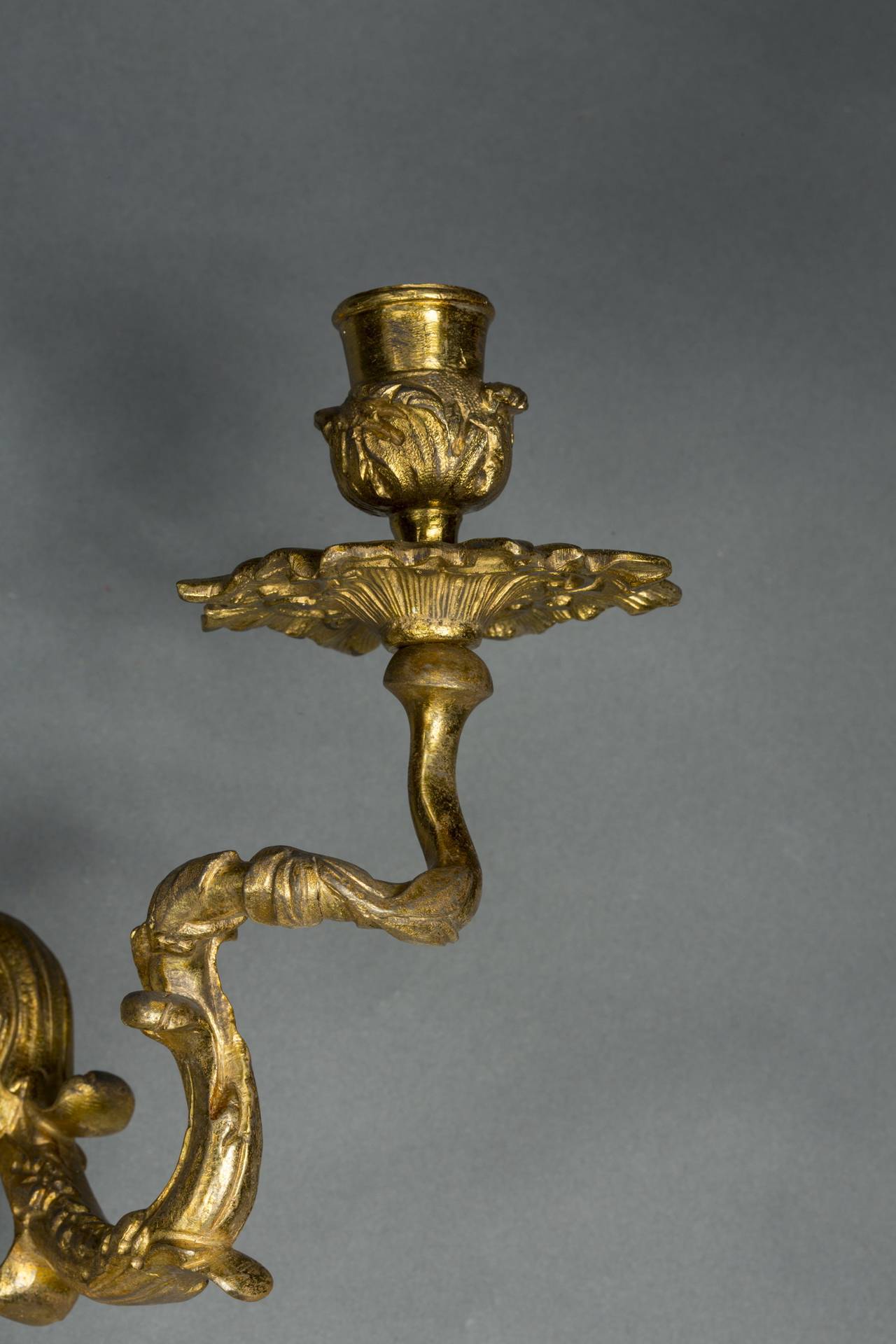 Français Paire d'appliques à deux lumières en bronze doré de style Régence en vente
