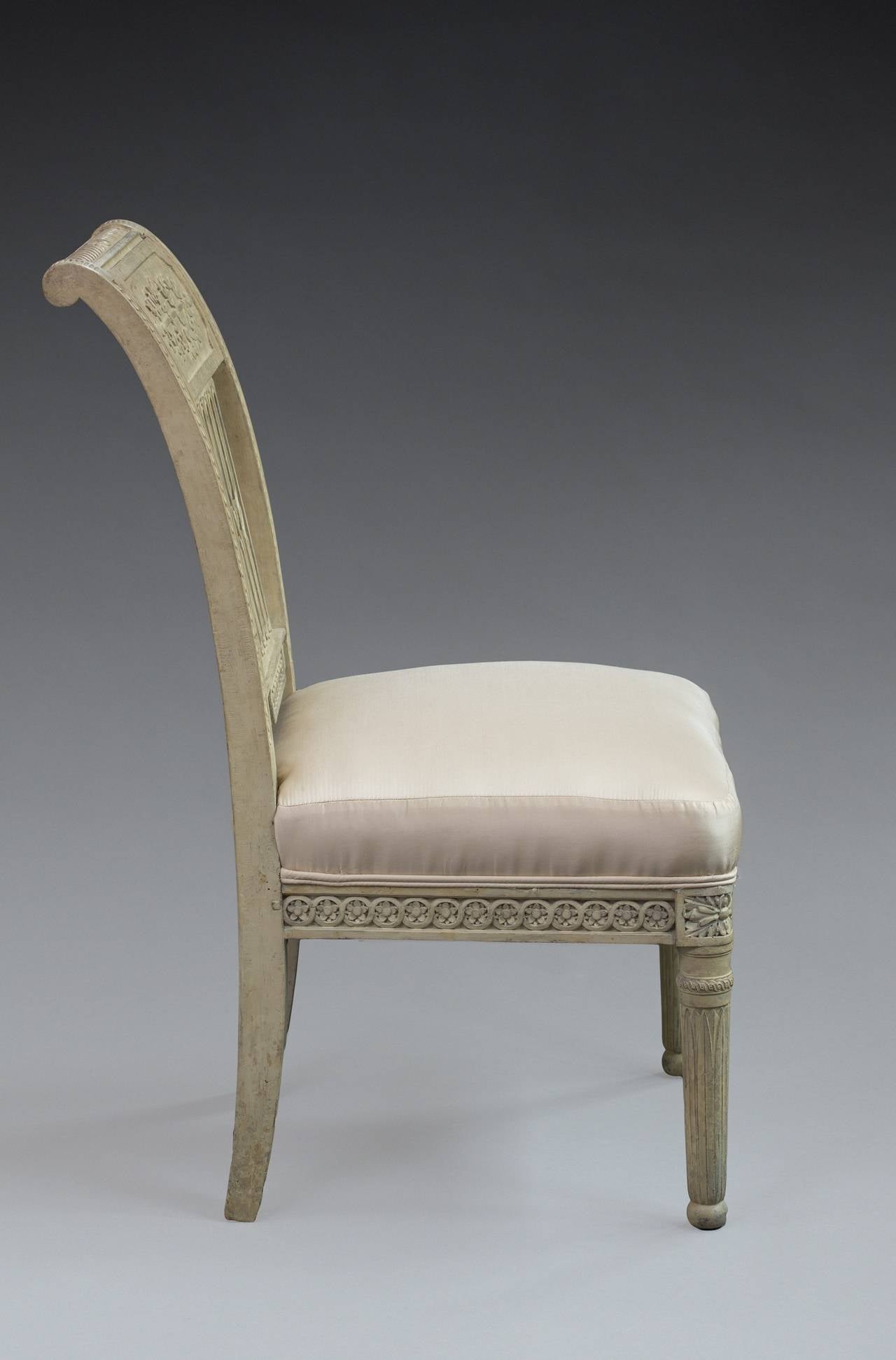 18th Century Pair of Directoire Cream-Painted Slipper Chairs For Sale