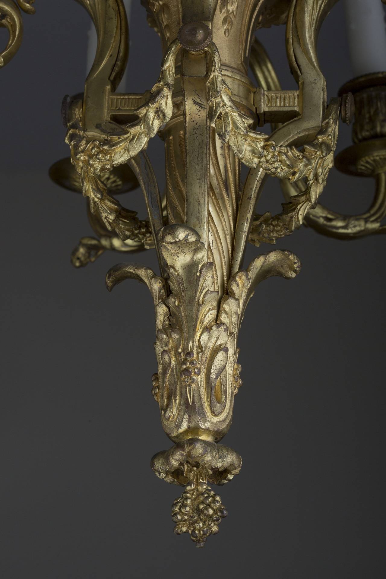 Français Lustre à huit lumières de style Louis XVI en bronze doré en vente