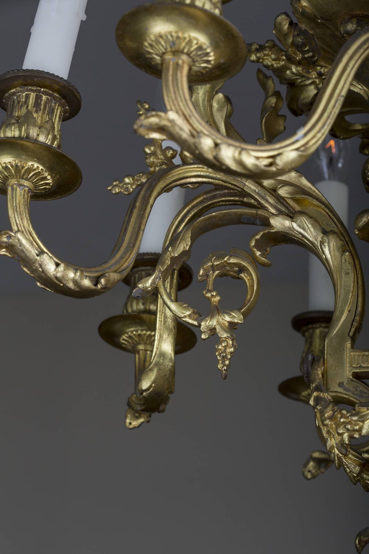 Doré Lustre à huit lumières de style Louis XVI en bronze doré en vente