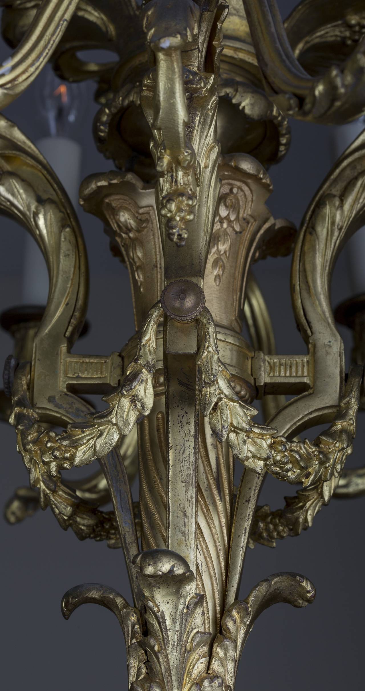 Lustre à huit lumières de style Louis XVI en bronze doré Bon état - En vente à Kittery Point, ME