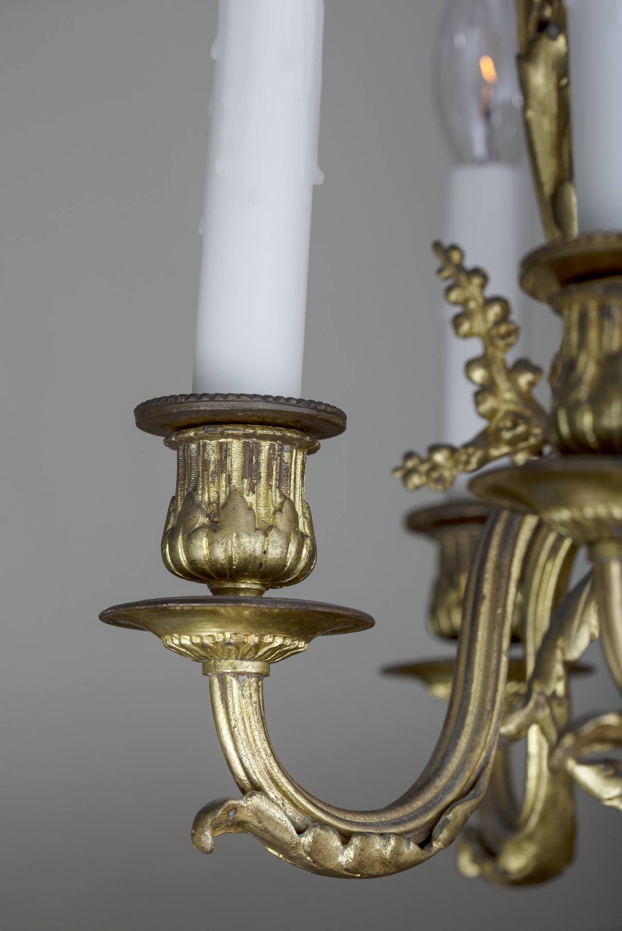 XIXe siècle Lustre à huit lumières de style Louis XVI en bronze doré en vente