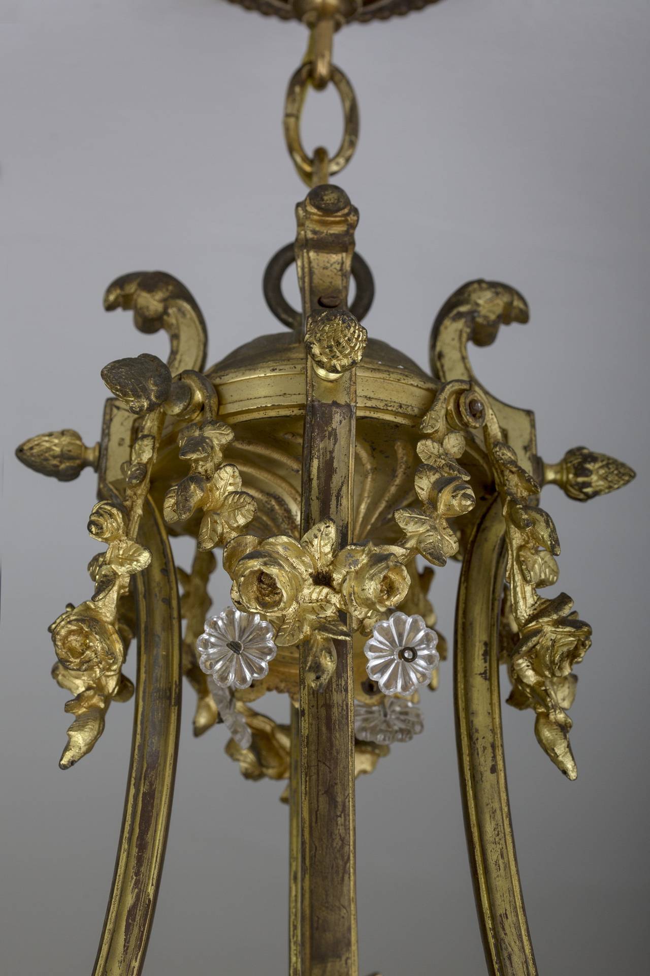 Bronze Lustre à huit lumières de style Louis XVI en bronze doré en vente