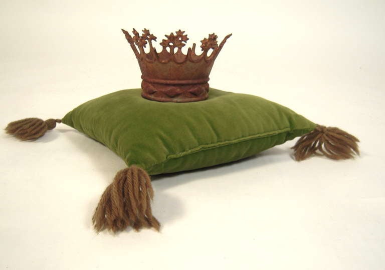 19th Century Cast Iron European Santos Crown 1