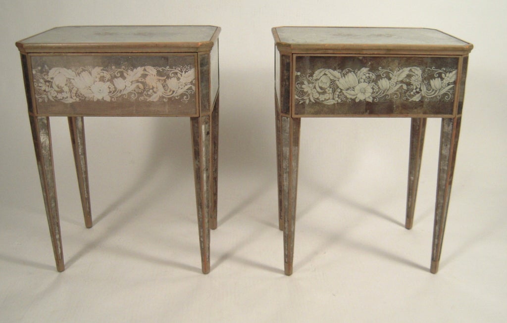 Pair of 1940s Stylish Mirrored End or Night Tables 4