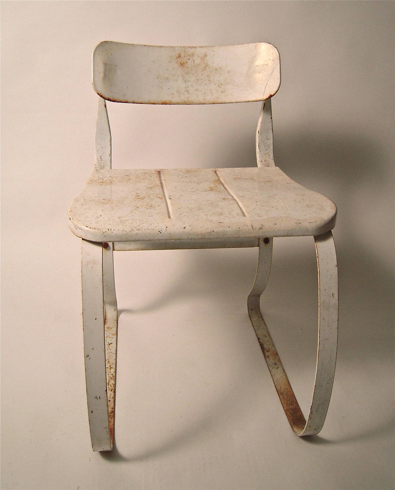A  sculptural vintage Ironrite Health Chair designed by Herman Sperlich, circa 1938-1940, in white painted metal with spring form design and adjustable back which responds to the movements of the sitter. Made by the Ironrite Company, Detroit,