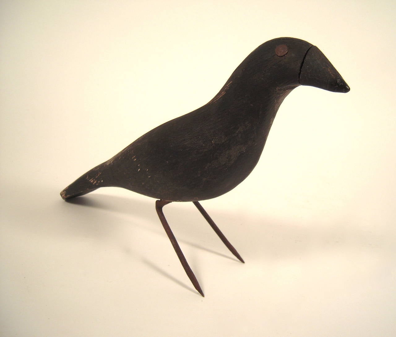 A Folk Art Wood Carved Sculpture of a Crow In Good Condition In Essex, MA