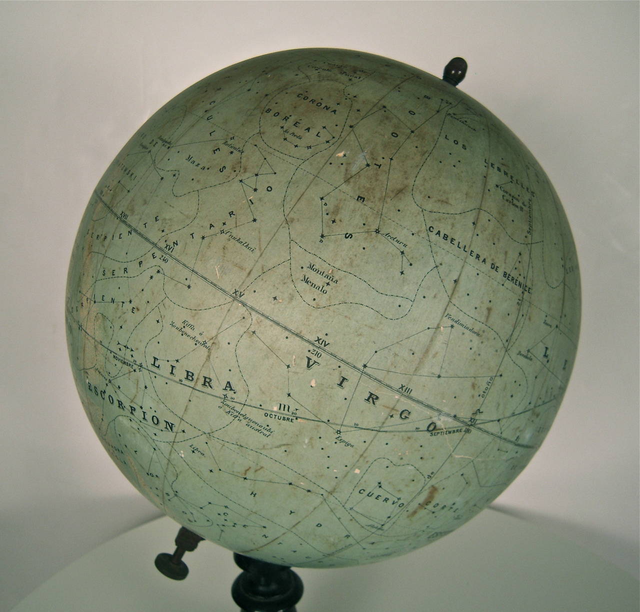 Celestial Globe in Spanish In Good Condition In Essex, MA