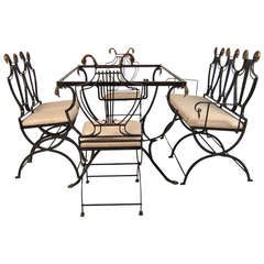 Table et chaises à manger néoclassiques élégantes