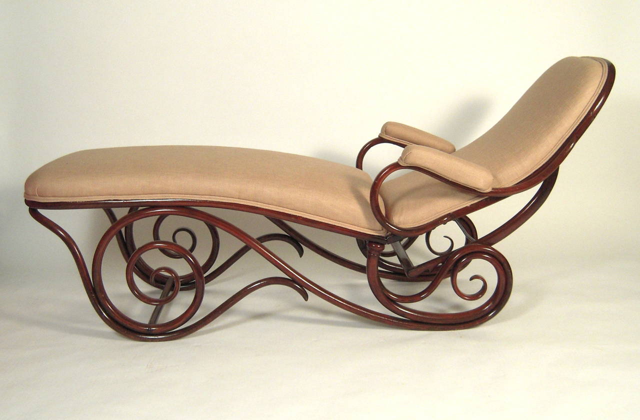 Thonet Adjustable Bentwood Chaise Longue In Excellent Condition In Essex, MA