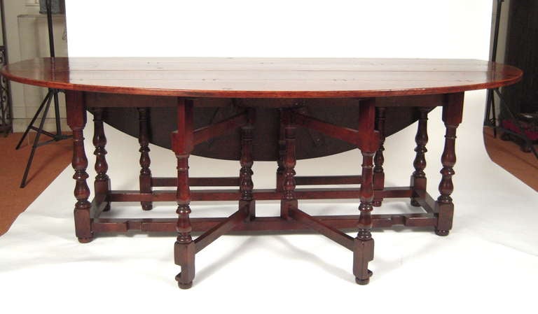 William and Mary Style English Oak Gateleg Dining Table In Excellent Condition In Essex, MA