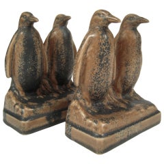 Paire de serre-livres pingouins en poterie d'art Rookwood
