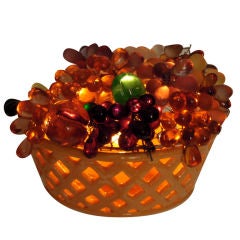 Centre de table fantaisiste en céramique et verre français avec corbeille de fruits