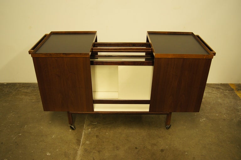 Rolling Rosewood Bar Cart by Niels Erick and Gasdam for Vantage Mobelindustri In Excellent Condition In Dorchester, MA