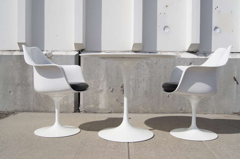 Mid-Century Modern Pair of Tulip Armchairs and Tulip Dining Table by Eero Saarinen for Knoll