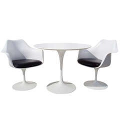 Paire de fauteuils Tulip et table à manger Tulip d'Eero Saarinen pour Knoll