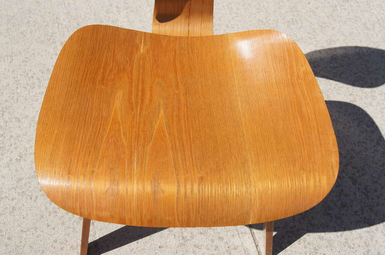 Chaise de salle à manger DCW en chêne ancien de Charles et Ray Eames pour Herman Miller Bon état - En vente à Dorchester, MA
