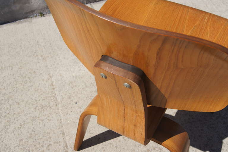 Milieu du XXe siècle Chaise de salle à manger DCW en chêne ancien de Charles et Ray Eames pour Herman Miller en vente