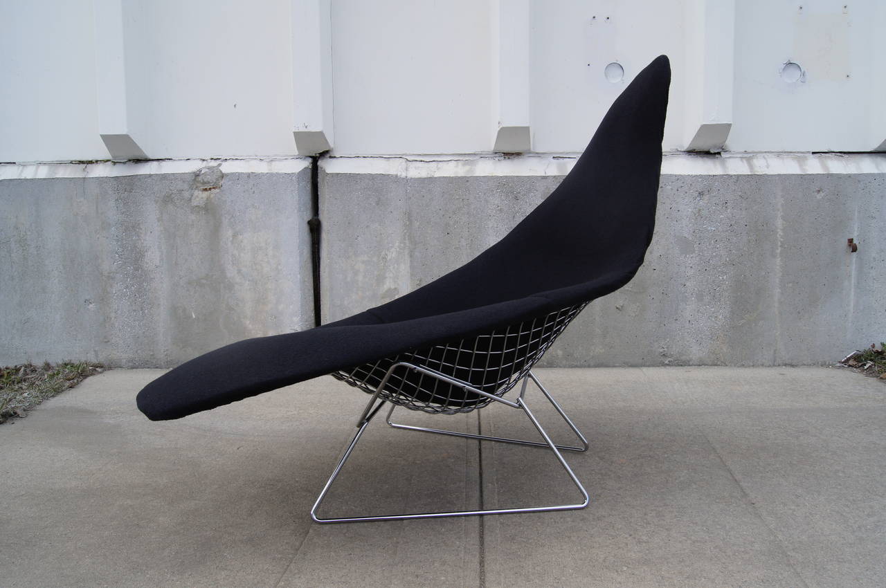 Designed by Harry Bertoia in 1952, this iconic chaise longue was produced by Knoll in 2006. It is composed of a chrome wire frame with a black Classic bouclé cover.