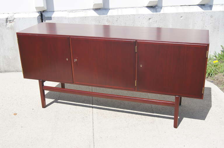 Scandinavo moderno Credenza Rungstedlund in mogano di Ole Wanscher per Poul Jeppesen in vendita