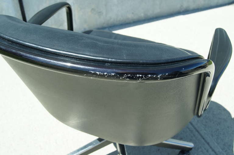Charles Pollock designed this executive chair in 1963 with ergonomic comfort as well as sleek style in mind. An aluminium rim supports a waterfall seat upholstered in high-quality leather, which sits on a five-star base on casters. The
