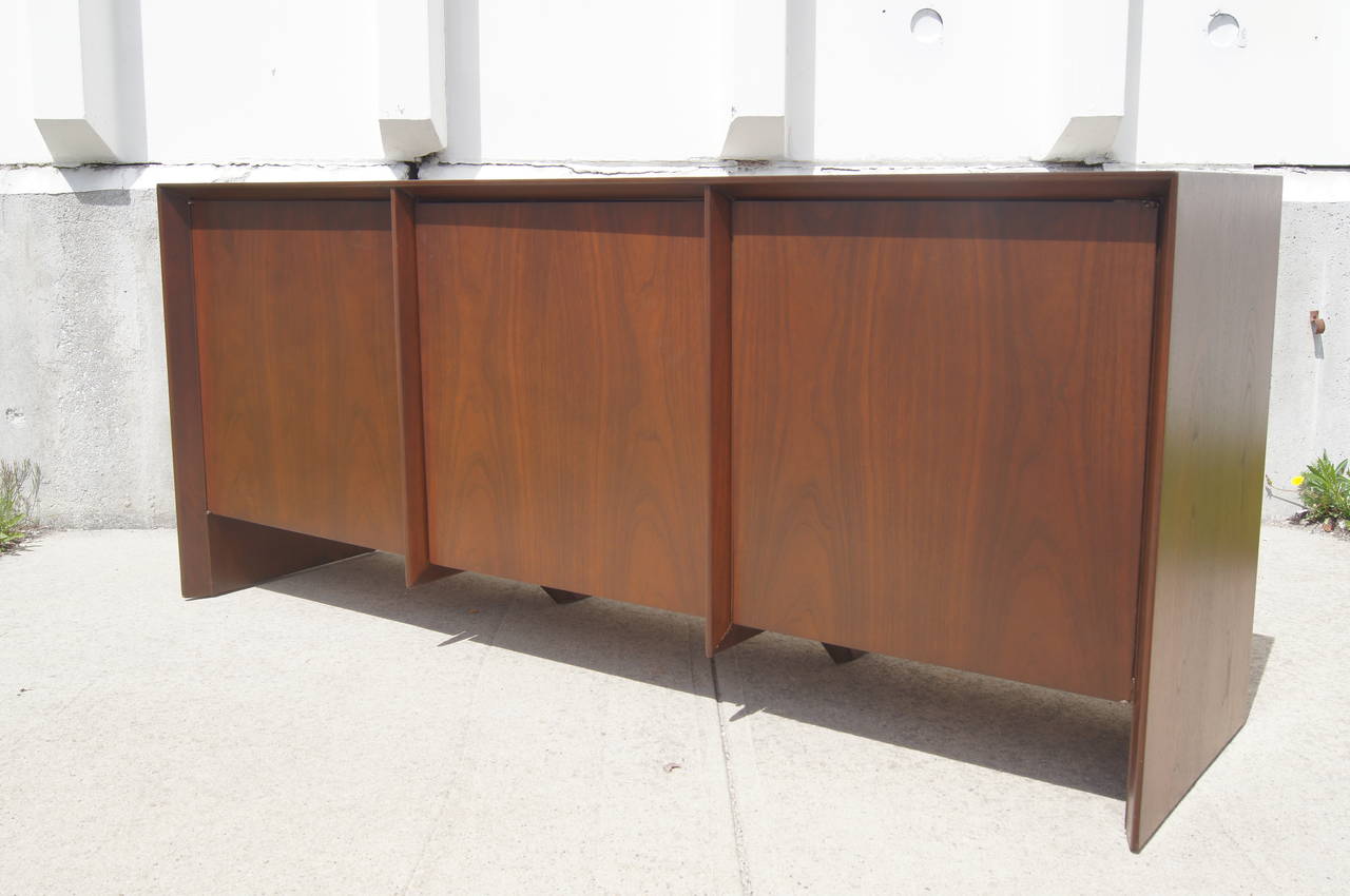 Mid-Century Modern Meuble de rangement en acajou à trois portes de T.H. Robsjohn-Gibbings pour Widdicomb en vente