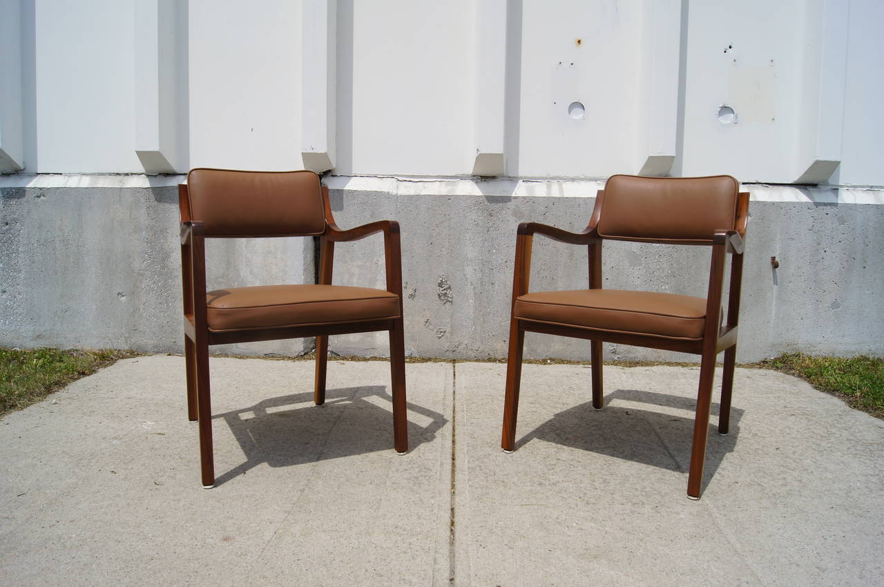 Mid-Century Modern Pair of Leather and Walnut Armchairs by Edward Wormley for Dunbar For Sale