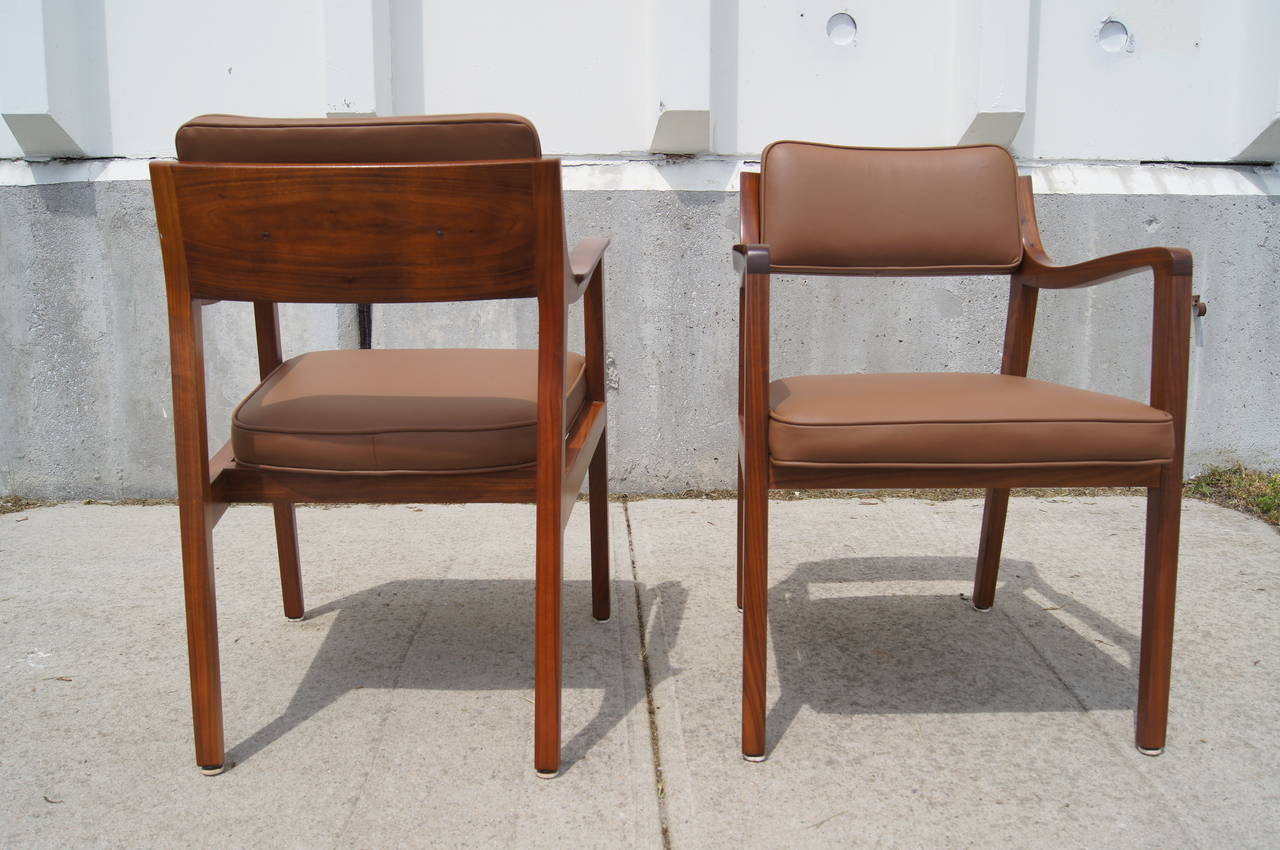 Pair of Leather and Walnut Armchairs by Edward Wormley for Dunbar In Good Condition For Sale In Dorchester, MA