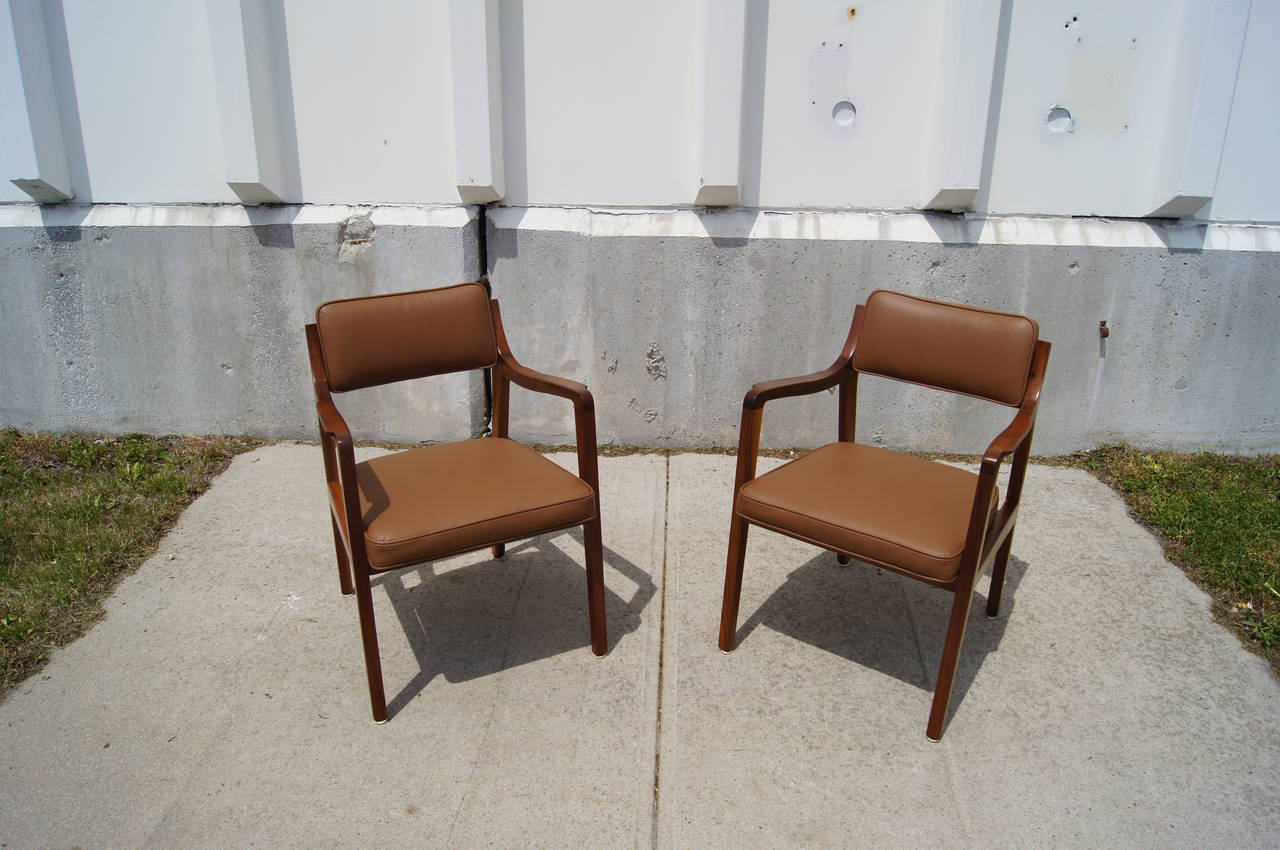 Mid-20th Century Pair of Leather and Walnut Armchairs by Edward Wormley for Dunbar For Sale