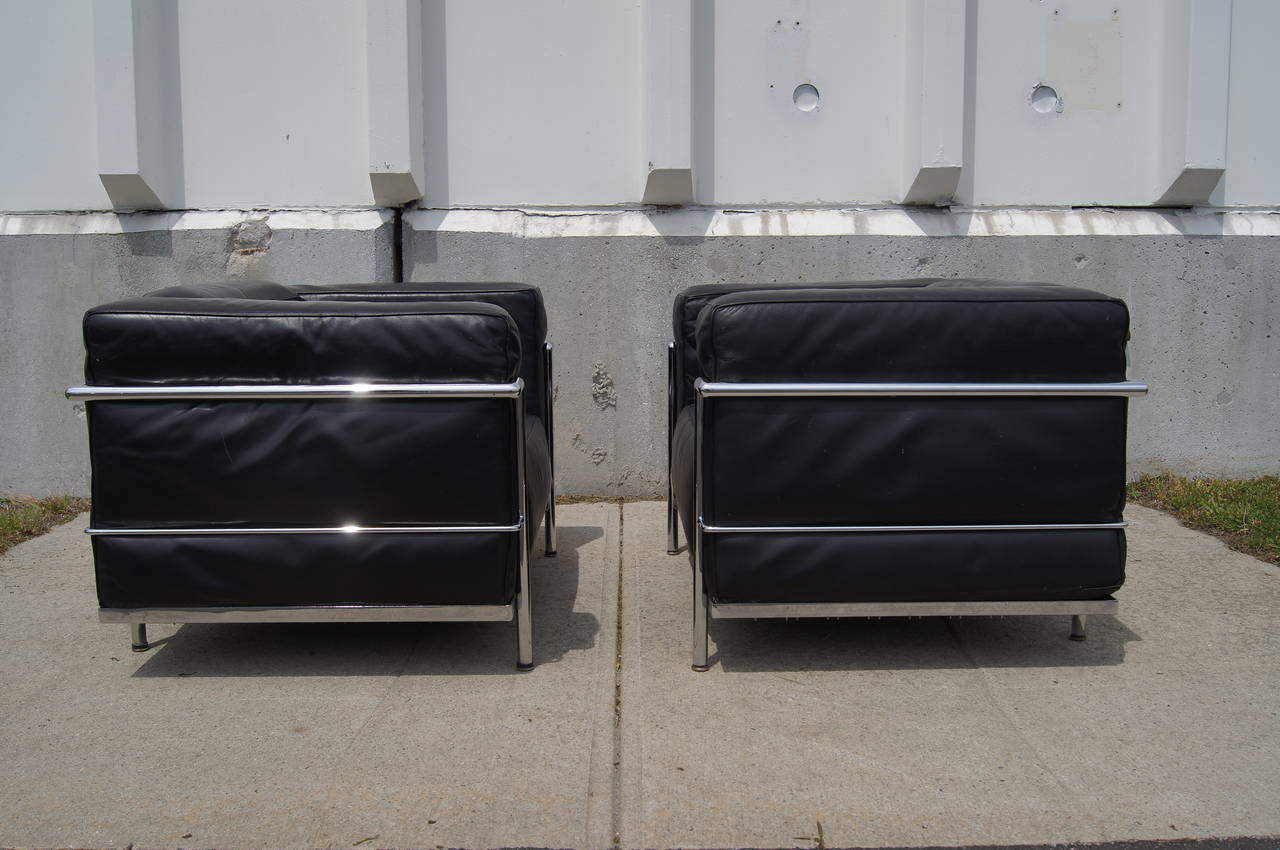 Pair of LC3 Grand Confort Lounge Chair by Le Corbusier In Good Condition In Dorchester, MA