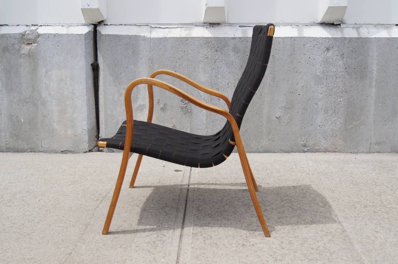 Designed by Gustav Axel Berg, this 1940s lounge chair features an exuberant bentwood birch frame. The seat has been restrapped with vintage cotton webbing.