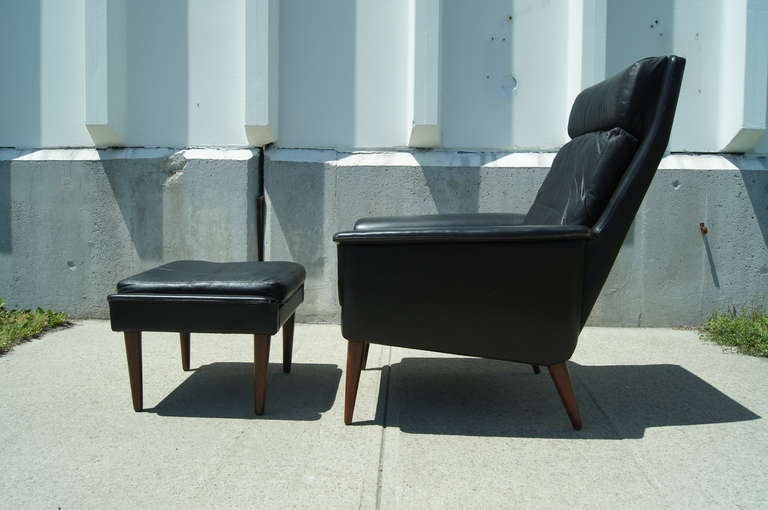 This very comfortable set includes an armchair by Fritz Hansen and an ottoman by ottoman Hans Olson. The two items are each in rich black leather on rosewood legs and pair perfectly together. The ottoman measures 24