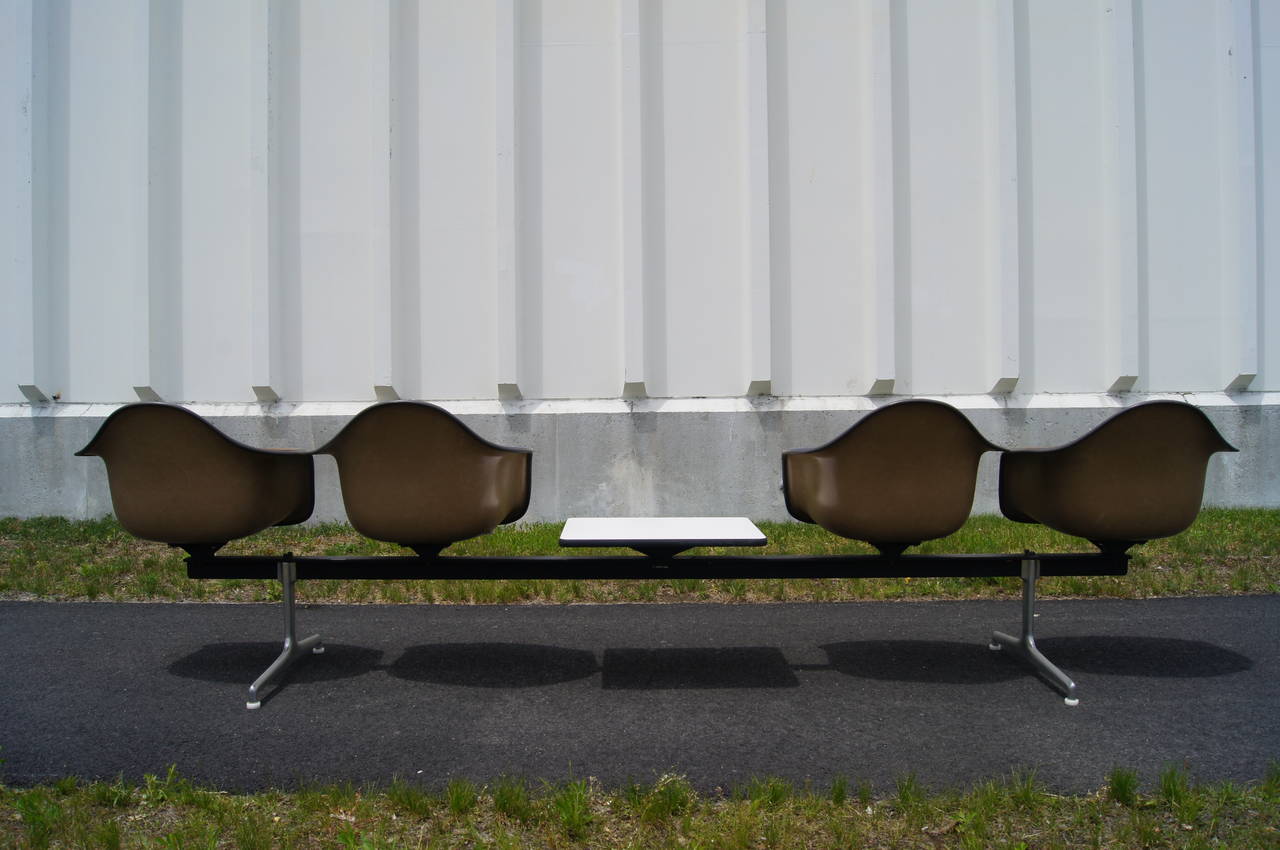 Mid-20th Century Tandem Four-Shell Seating with Table by Charles and Ray Eames for Herman Miller