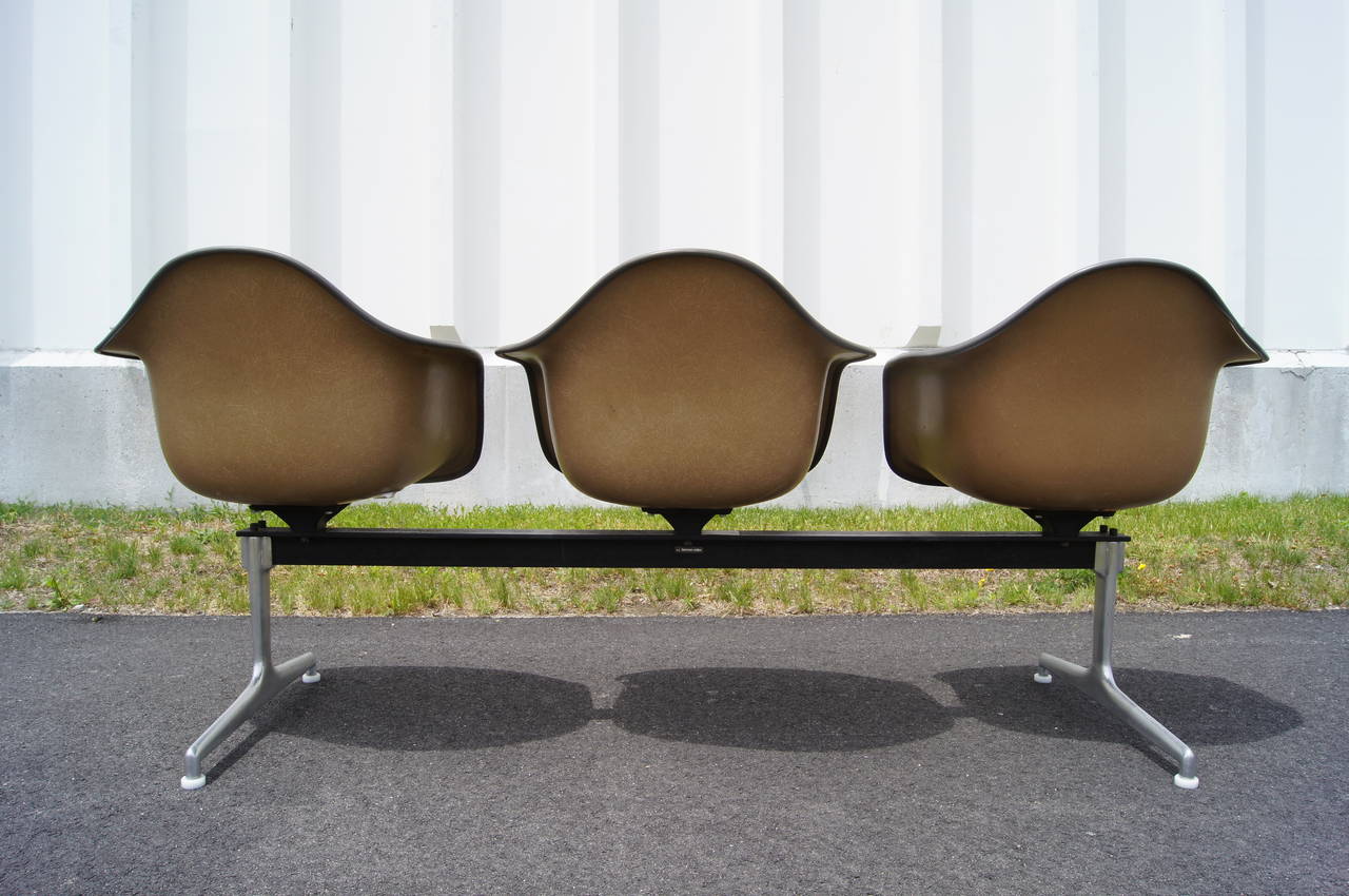 Brauner Tandem-Sessel mit drei Schalen von Charles und Ray Eames f�ür Herman Miller (Moderne der Mitte des Jahrhunderts)