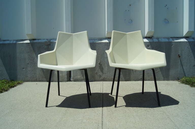 Mid-20th Century Pair of Fiberglass Chairs by Paul McCobb