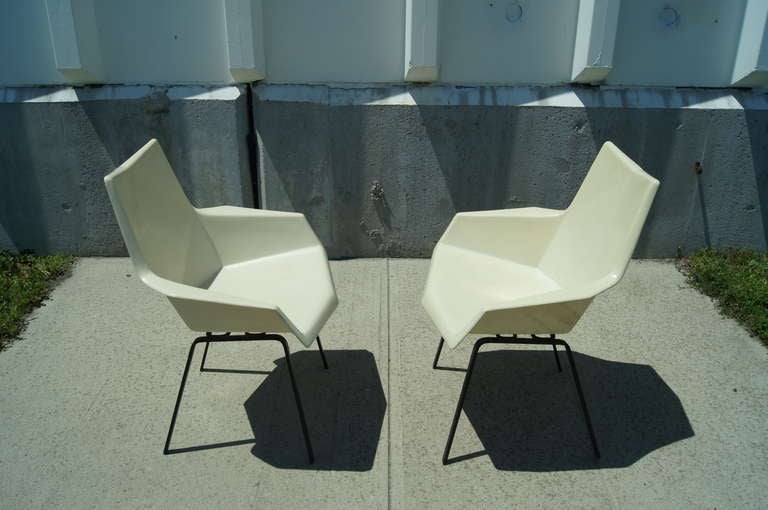 Pair of Fiberglass Chairs by Paul McCobb In Good Condition In Dorchester, MA