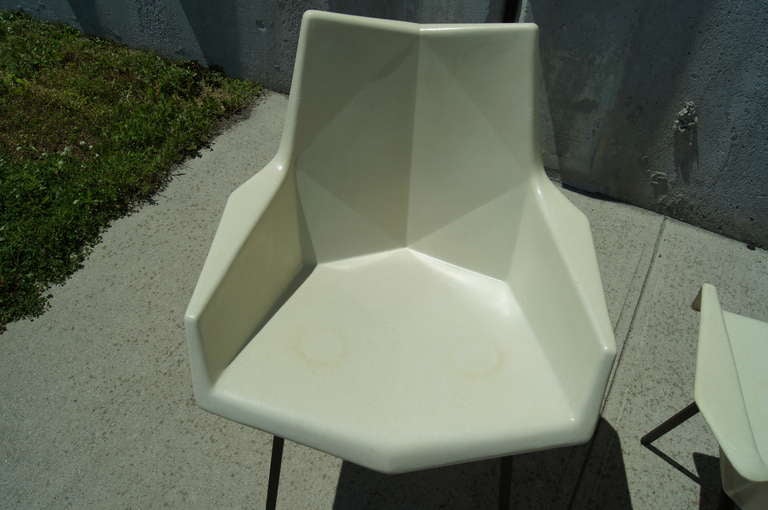 Mid-Century Modern Pair of Fiberglass Chairs by Paul McCobb