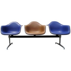 Brauner Tandem-Sessel mit drei Schalen von Charles und Ray Eames für Herman Miller