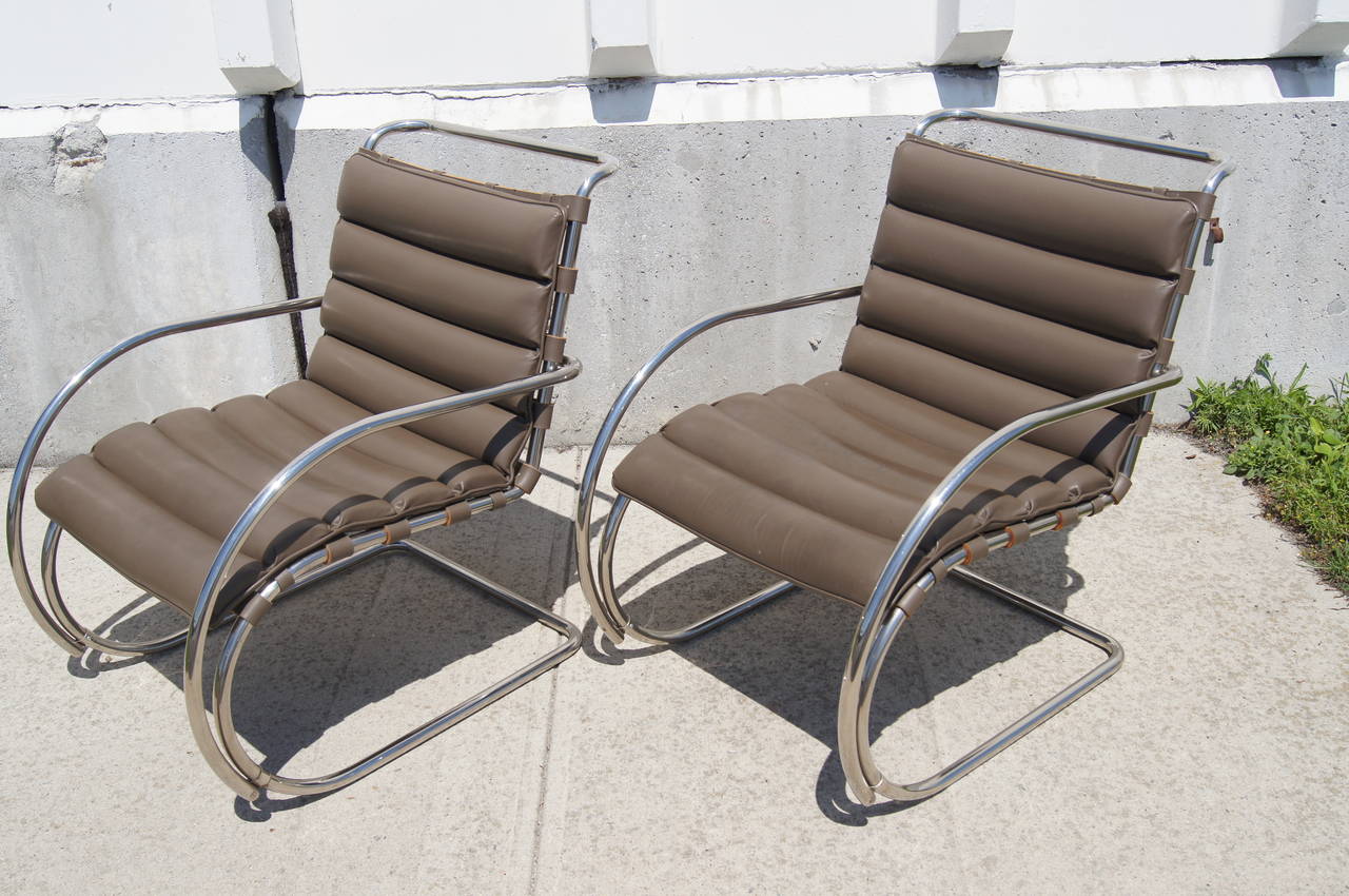 Mid-Century Modern Pair of Brown Leather MR Lounge Armchairs by Mies van der Rohe for Knoll