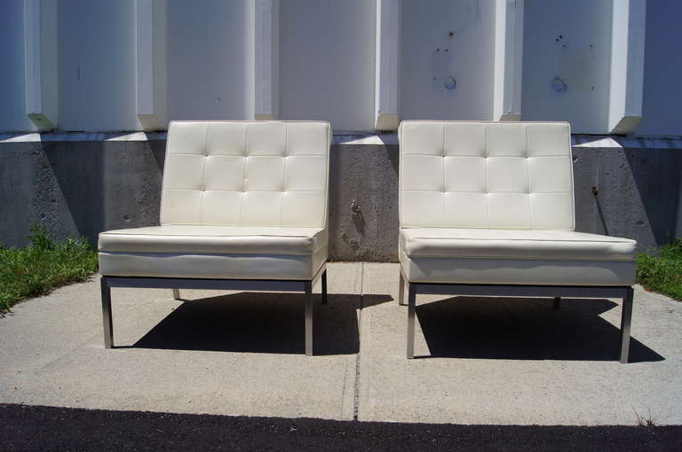 Mid-Century Modern Pair of Lounge Chairs by Florence Knoll