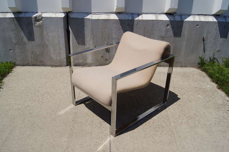 Conçue d'après le travail de Milo Baughman pour Pace, cette chaise longue des années 1970 présente une assise rembourrée aux courbes douces dans un cadre géométrique très net en chrome poli.
