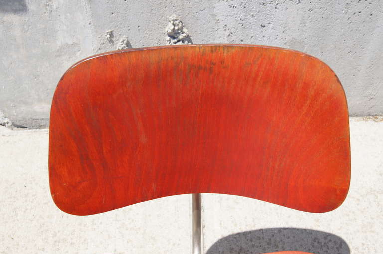 Rare chaise d'appoint DCM avec porte-revues par Charles & Ray Eames pour Herman Miller en vente 1