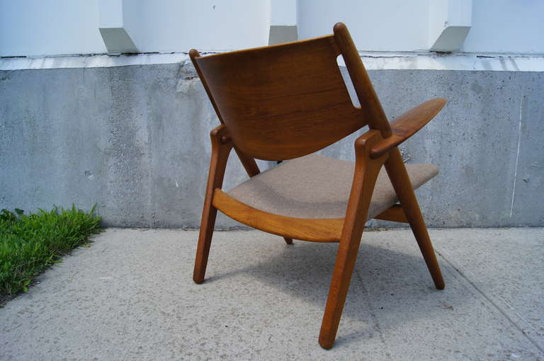 CH-28 Sawback Easy Chair by Hans Wegner for Carl Hansen & Son In Excellent Condition In Dorchester, MA