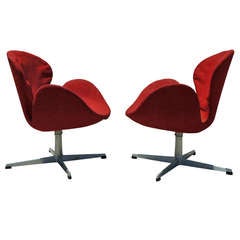Pair of Early Production Swan Chairs by Arne Jacobsen for Fritz Hansen