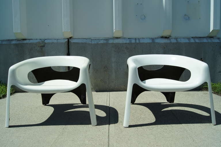 Pair of Space Age Fiberglass Outdoor Chairs 2